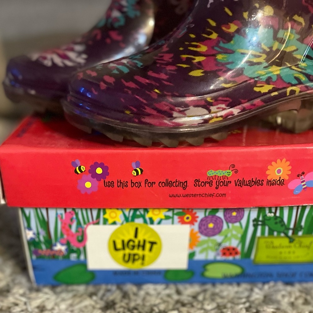Kids LIGHT UP Rainboots